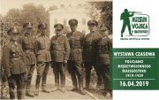 plakat reklamujący wystawę, na którym stoją żołnierze z mundurach