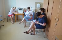 cztery kobiety ze służby zdrowia czytające tekst z kartek
