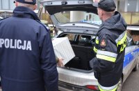 policja i straż pożarna wybiera paczkę w radiowozu