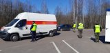 teren byłego przejścia granicznego w Ogrodnikach, stoją dwa pojazdy, a przy nich policjant, pogranicznik i żołnierz