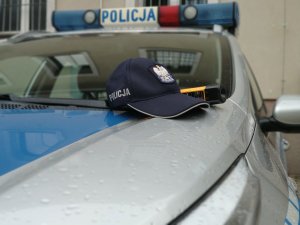 radiowóz policyjny z czapką i alkomatem