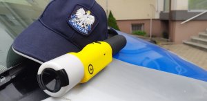 urządzenie do badania stanu trzeźwości z czapką policyjną