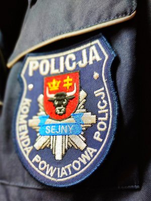 emblemat Komendy Powiatowej Policji w Sejnach na kurtce służbowej