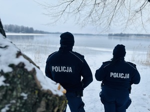 policjanci nad jeziorem