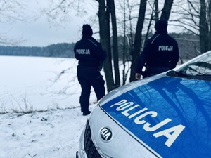 policjanci zimą
