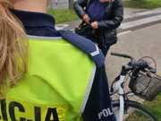 policjantka w kamizelce odblaskowej z napisem policja widziana od tyłu