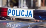 widać dach radiowozu i lampa z napisem Policja