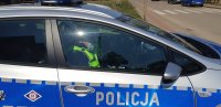 radiowóz policyjny w środku siedzą policjanci