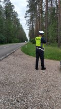 policjant ruchu drogowego dokonujący pomiaru prędkosci