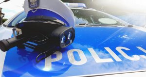 czapka policjanta ruchu drogowego na radiowozie