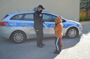 policjantka przekazuje dzieciom odblaski