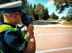 policjant dokonuje pomiaru prędkości