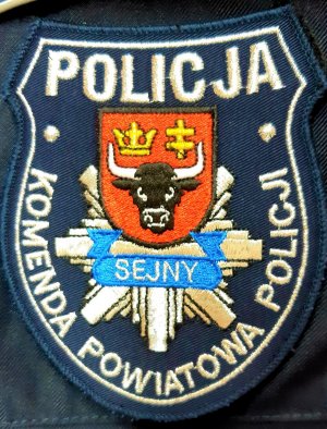 tarcza z nazwą sejneńskiej jednostki policji