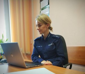 policjantka prowadzi lekcję on line