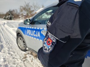 policjantka w mundurze na tle zimowej aury