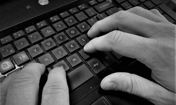 ręce pracujące na klawiaturze komputera