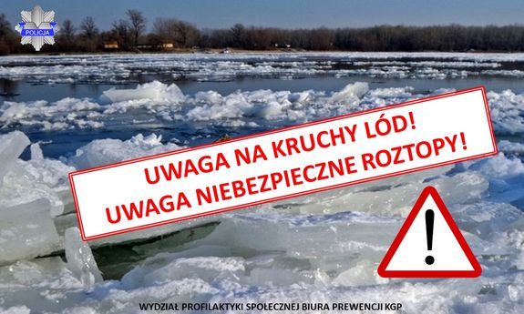 pęknięty lód na zbiorniku wodnym