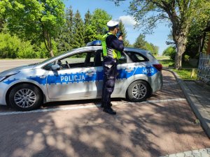 policjant dokonujący pomiaru prędkości