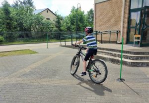 uczeń jadący rowerem podczas egzaminu