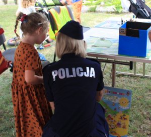 policjantka rozmawiająca z dziewczynką