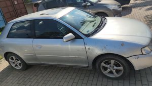 srebrny samochód osobowy widok z boku