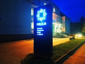 baner przed komendą powiatową policji w sejnach