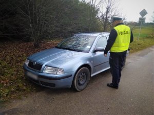 policjant podczas kontroli pojazdu