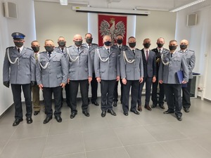 zdjęcie grupowe policjantów i gości biorących udział w uroczystości