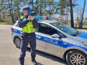 policjant dokonujący pomiaru prędkości