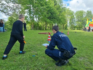 policjant obserwujący biegnące dziecko