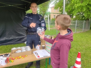 dziecko odbierające nagrodę od policjanta