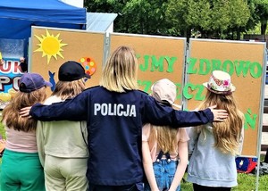 policjantka obejmująca dzieci