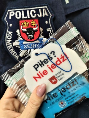 zawieszki zapachowe z logo komendy powiatowej policji w sejnach