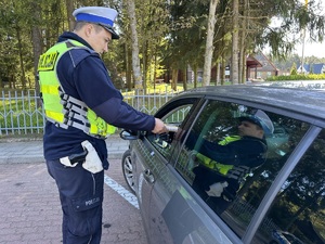 policjant bada trzeźwość