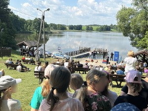 policjanci, strażacy i dzieci na pikniku edukacyjnym