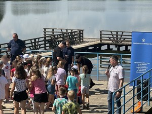 policjanci, strażacy i dzieci na pikniku edukacyjnym