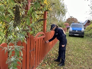 POLICJANCI SPRAWDZAJĄ OGRÓDKI DZIAŁKOWE