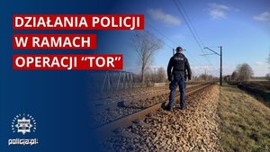 policjant w tle tory i napis działania policji w ramach operacji tor