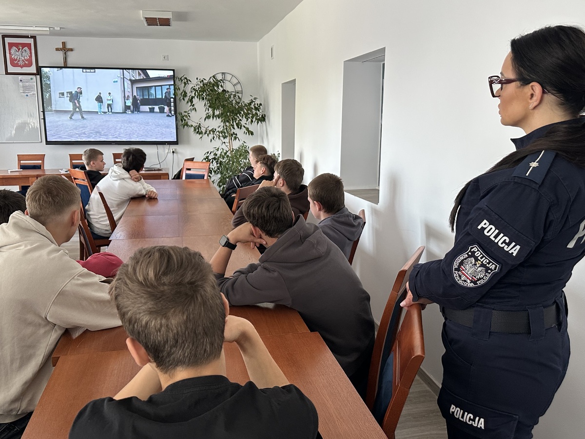 Sejneńscy policjanci prowadzą akcję przeciw przemocy rówieśniczej w szkołach